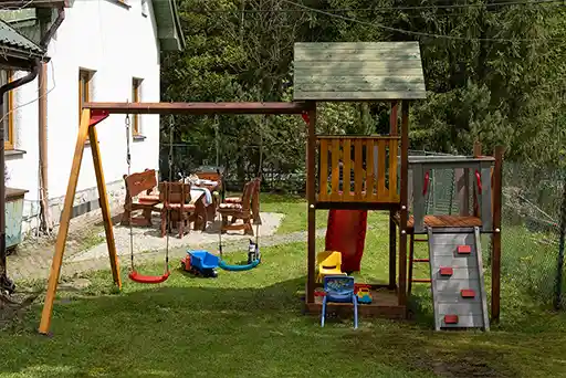 dětské hřiště s venkovním posezením za chalupou