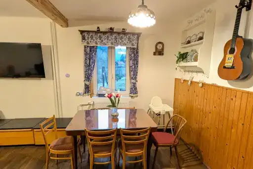 Prosvětlená jídelna přiléhající ke kuchyni