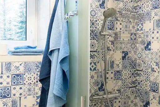 útulná koupelna se sprchovým koutem z matného skla