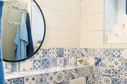 útulná koupelna se zrcadlem, umyvadlem a toaletou