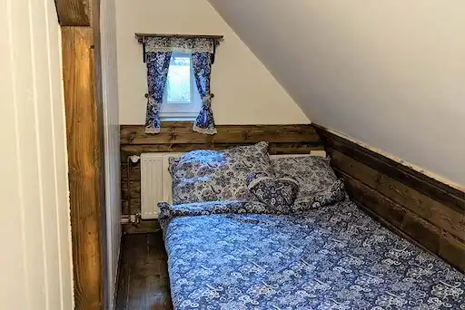 Hobitín, malá ale o to krásnější ložnice s manželskou postelí