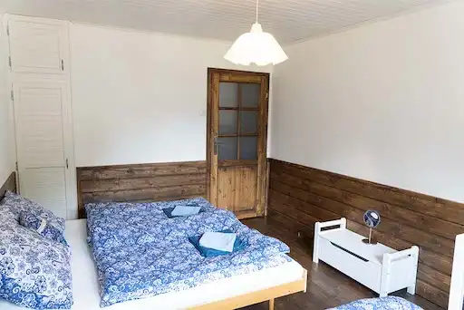 velká a útulná ložnice v patře a vestavěnou skříní a manželskou postelí