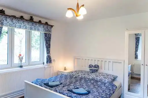 útulná ložnice v přízemí s krásným bílým nábytkem